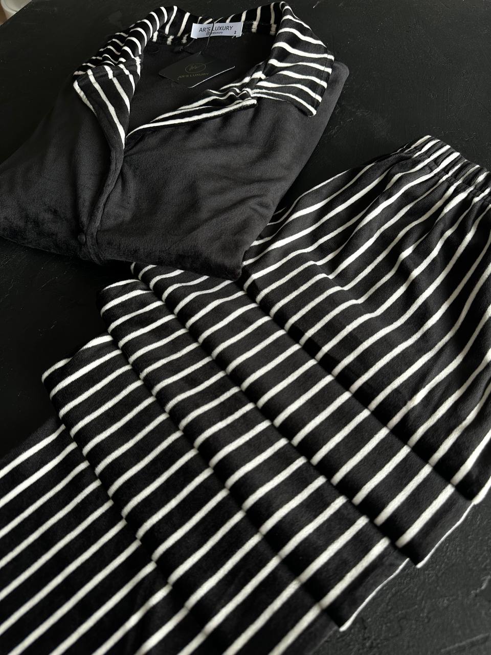 zeus-siyah-cizgili-kadife-1