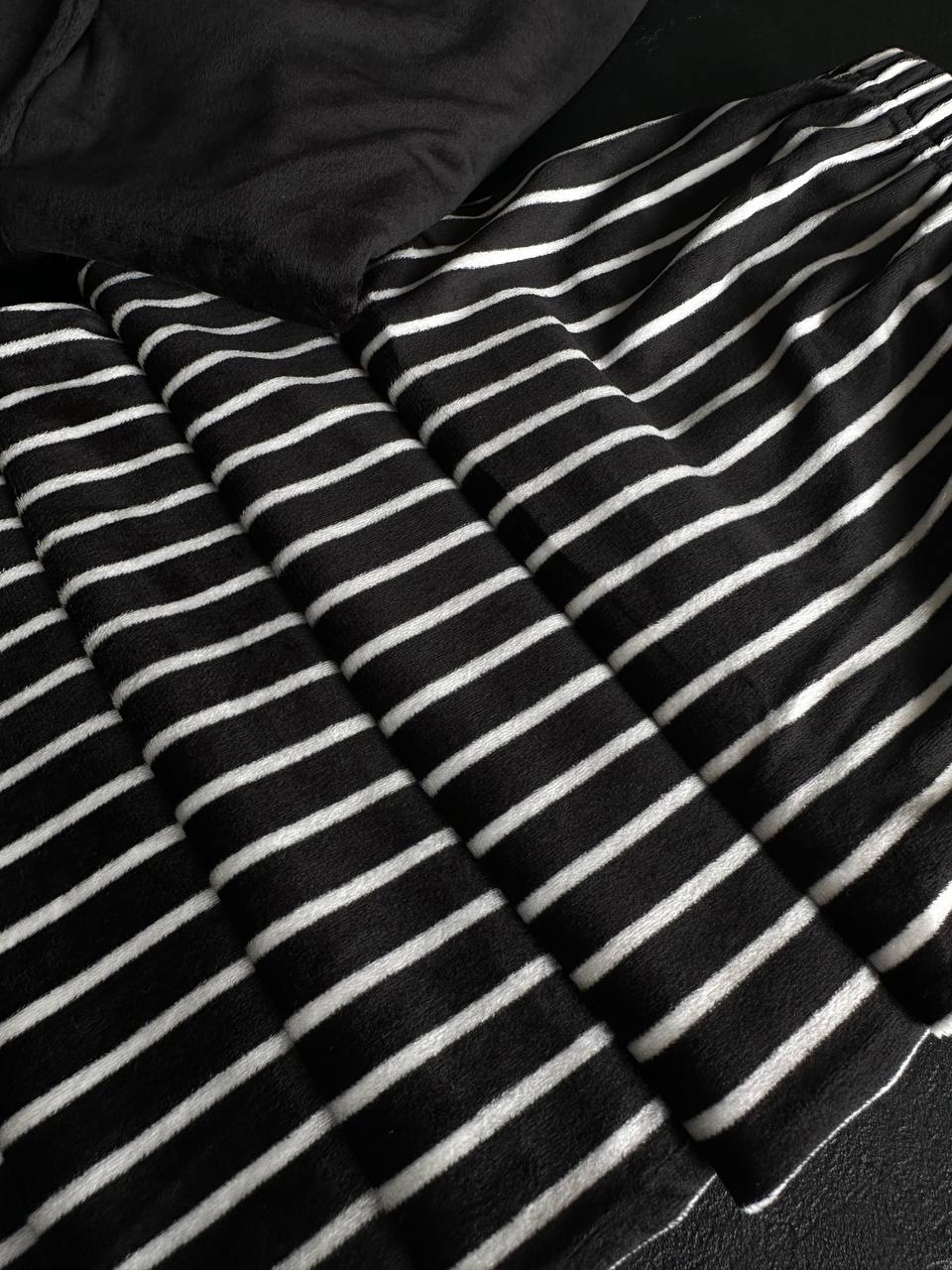 zeus-siyah-cizgili-kadife-2